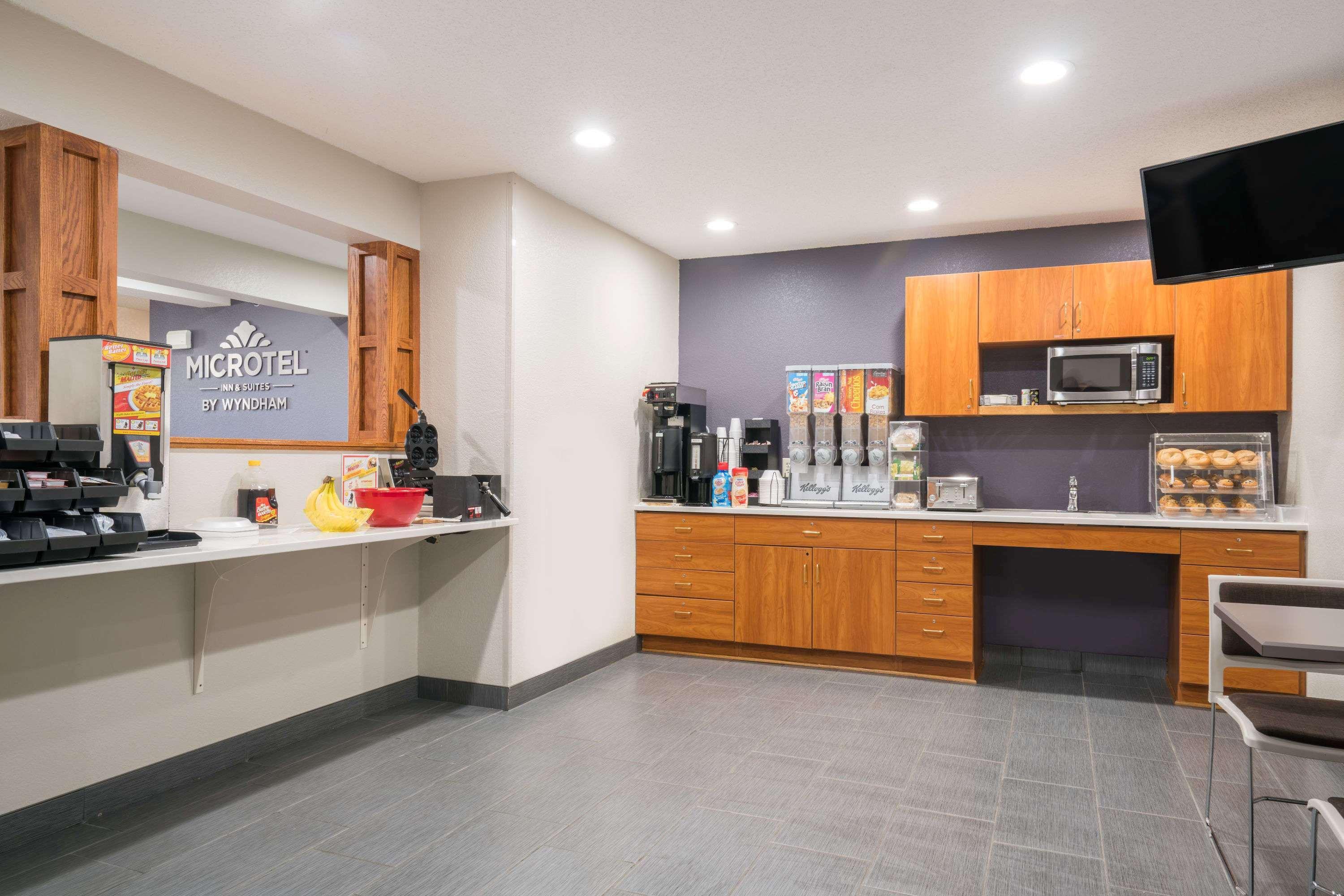 Microtel Inn & Suites By Wyndham Springfield Bagian luar foto